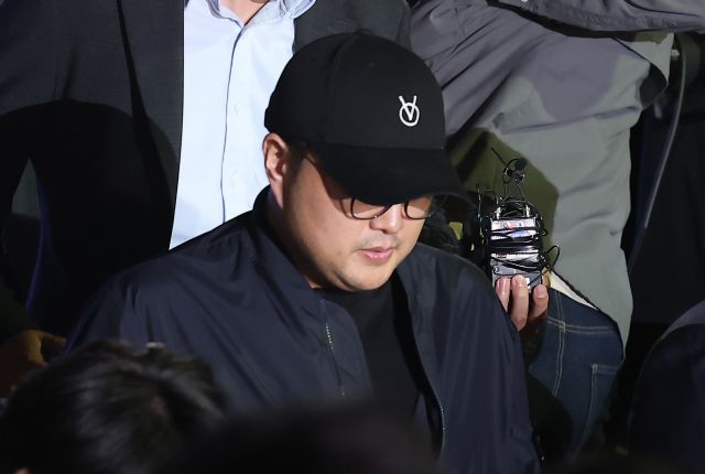 '음주 뺑소니' 혐의를 받는 트로트 가수 김호중이 21일 오후 서울 강남경찰서에서 조사를 마친 뒤 차량으로 이동하고 있다. 연합뉴스