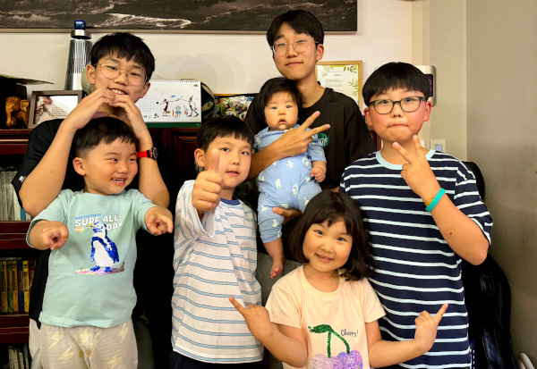 수상자인 홍철진 목사와 박아영 사모가 낳은 7남매. 예장합동 총회 제공