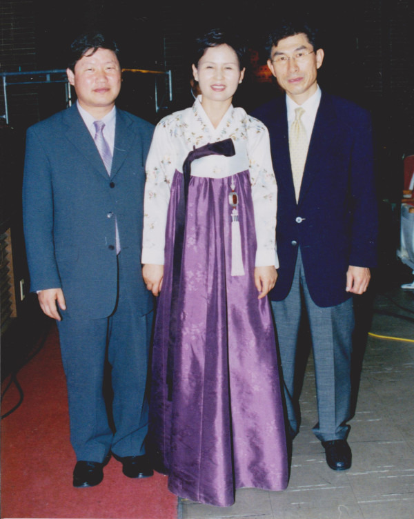 박용배(왼쪽) 목사가 서울 종로구 한국교회100주년기념관에서 열린 도약선교회 예배 후 고진업 장로와 부인 이성숙 권사와 함께 기념촬영을 하고 있다.