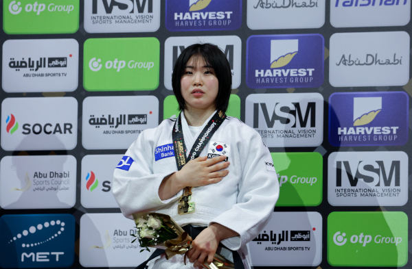 허미미가 21일(한국시간) 아랍에미리트(UAE) 아부다비 무바달라 아레나에서 열린 2024 국제유도연맹(IJF) 세계유도선수권대회에서 금메달을 목에 걸고 국기에 대해 경례하고 있다. 대한유도회 제공