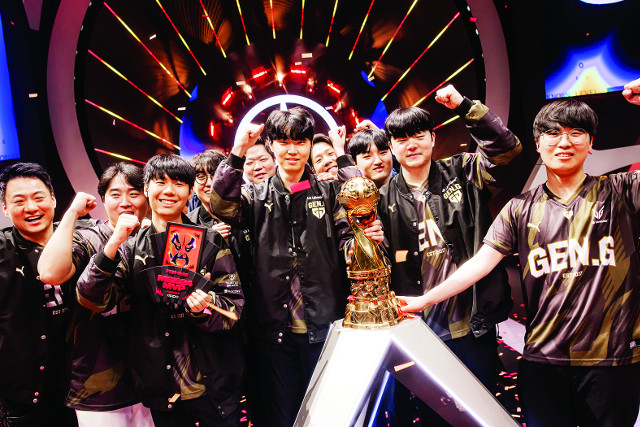 프로게임단 젠지가 지난 19일 중국 청두에서 열린 ‘리그 오브 레전드(LoL)’ e스포츠 국제대회인 미드 시즌 인비테이셔널(MSI)에서 우승컵을 들고 기념촬영을 하고 있다. 라이엇 게임즈 제공