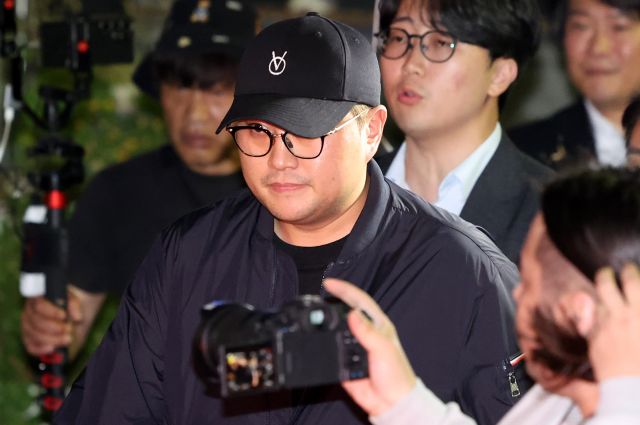음주 뺑소니 혐의를 받는 트로트 가수 김호중이 21일 오후 서울 강남경찰서에서 조사를 마친 뒤 차량으로 이동하고 있다. 연합뉴스
