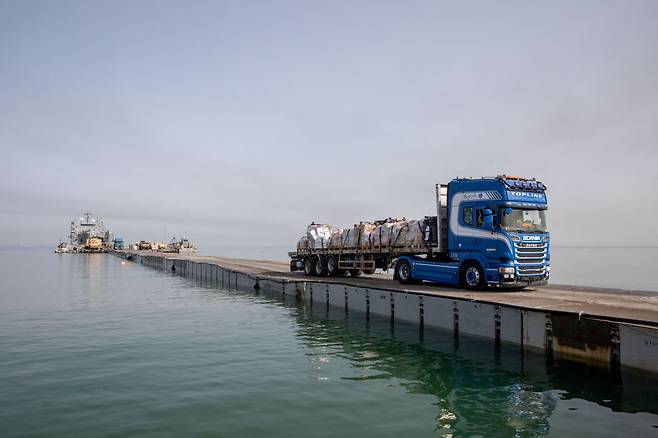 지난 19일(현지시간) 가자지구 해안 인근의 임시부두에서 한 트럭이 인도주의적 구호품을 운반하고 있다./로이터=뉴스1