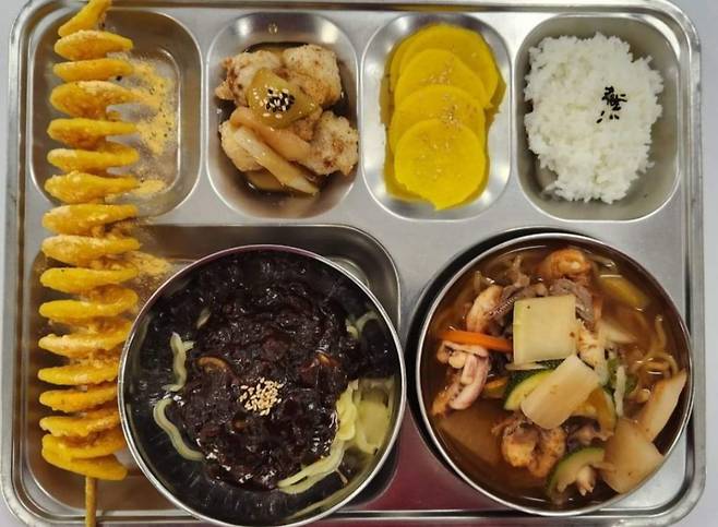 6사단 정보통신대대에서 근무하는 한 육군 간부가 부대 급식이 맛있다며 조리병과 조리사, 급양 담당 간부 등에게 감사의 말을 전했다./사진=페이스북 육군훈련소대신전해드립니다(육대전) 캡쳐