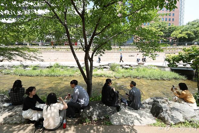 서울 청계천에서 시민들이 그늘을 찾아 휴식을 취하고 있다.  /사진=뉴스1