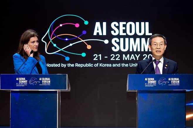 미셸 더넬란 영국 과학혁신기술부 장관(왼쪽)과 이종호 한국 과학기술정보통신부 장관이 22일 서울 성동구 한국과학기술연구원(KIST)에서 진행된 'AI 서울 정상회의' 및 'AI 글로벌 포럼' 한국·영국 공동 브리핑에서 발표하고 있다. /사진=과학기술정보통신부