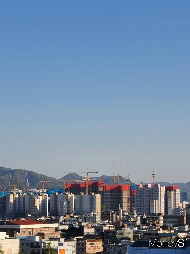 오는 6월 광주지역 입주 예정 물량은 전국 최저 수준인 144구에 그칠 것으로 나타났다. 광주광역시 동구 신축 아파트 현장/사진=머니S DB.