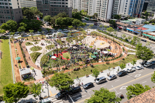 서울 영등포구의 문래동 꽃밭정원이 지난 8일 개장한 뒤 인파가 모여들고 있다. 영등포구청 제공