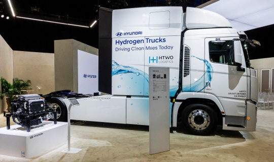 현대차의 수소전기트럭 현대자동차가 이달 20~23일(현지시간) 미국 라스베이거스 컨벤션센터(LVCC)에서 열리는 청정 운송수단 박람회 ‘ACT(Advanced Clean Transportation) 엑스포 2024’ 에서 전시한 엑시언트 수소전기트럭. 현대자동차 제공.