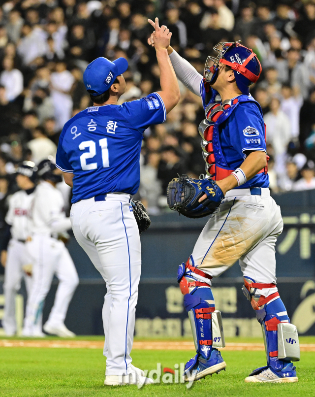 2024년 5월 2일 서울 잠실야구장에서 '2024 신한 SOL Bank KBO리그' 삼성 라이온즈와 두산 베어스의 경기가 열렸다. 삼성 오승환과 강민호가 4-2로 승리한 뒤 기뻐하고 있다./마이데일리