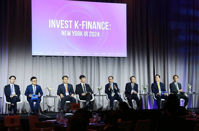 지난 16일(현지시간) 미국 뉴욕 콘래드 다운타운 호텔에서 열린 '인베스트 K-파이낸스' 투자설명회(IR)에서 이복현 금융감독원장(왼쪽 네번째)과 정은보 한국거래소 이사장(왼쪽 세번째) 등 금융사 수장들이 패널로 참석해 발언하고 있다. [연합]