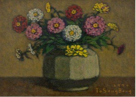 도상봉, '백일홍', 1970, 캔버스에 유화 물감, 24.7×33.5cm, 이건희컬렉션.  목우회 창립(1958년) 회원인 도상봉은 일본 유학 시기에 습득한 사실주의적 화풍을 바탕으로 주로 풍경과 정물을 화면에 담아냈다. 특히 조선백자에 대한 애정을 예술로 수용하여, 백자와 백자가 곁들어진 정물을 주 소재로 다뤘다. 화면의 모든 대상은 한결같이 다소곳하게 정지해 있는 상태이며, 대상을 부단히 어루만지는 조용하고 부드러운 손길이 느껴진다. 캔버스 천의 고운 결을 살려 잔잔한 붓질로 온화한 색조를 입히고, 빛에 의한 정물과 그림자의 명암으로 깊이감과 선명함을 동시에 보여주었다.  *재판매 및 DB 금지