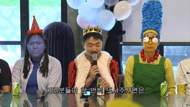 [서울=뉴시스] 유튜브 채널 '유병재'에는 지난 20일 '2024 웃으면 안되는 생일파티'라는 제목의 영상이 올라왔다 (사진= 유튜브 채널 '유병재' 캡처 ) 2024.5.22. photo@newsis.com *재판매 및 DB 금지