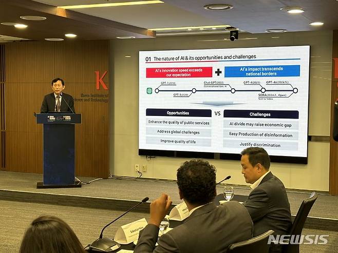 [서울=뉴시스]고진 디지털플랫폼정부위원회 위원장이 22일 한국과학기술연구원(KIST)에서 열린 AI 글로벌 포럼 전문가세션에서 기조연설을 하고 있다. (사진=디지털플랫폼정부위원회 제공)