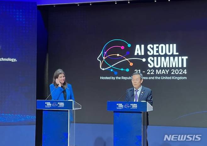 [서울=뉴시스] 이종호 과학기술정보통신부 장관이 AI 정상회의를 공동 주최한 영국의 미셸 더넬란 과학혁신기술부 장관과 행사의 의의에 대해 발표하는 자리를 가졌다. (사진=심지혜 기자)