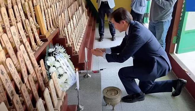 [합천=뉴시스] 서희원 기자= 조국 조국혁신당 대표가 22일 경남 합천 원폭피해자복지회관 위령각을 참배 했다 . 2024. 05. 22. shw1881@newsis.com *재판매 및 DB 금지