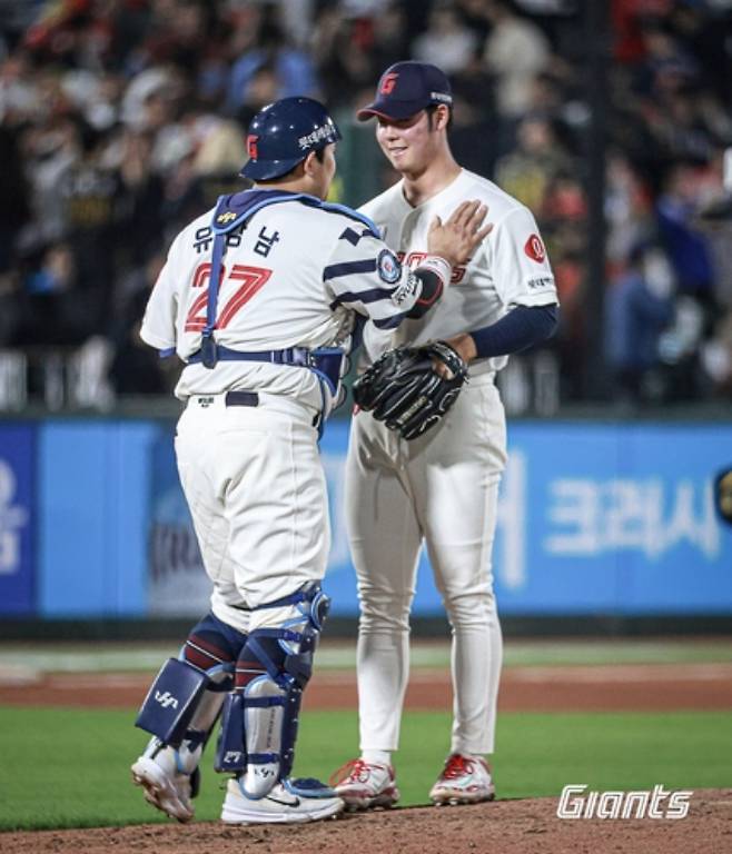 롯데 전미르가 생애 첫 세이브를 올린 뒤 포수 유강남의 축하를 받고 있다. 롯데