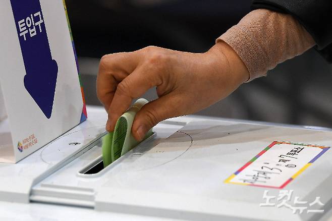 제22대 국회의원 선거일인 지난달 10일 한 투표소에서 유권자들이 소중한 한 표를 행사하고 있다. 박종민 기자