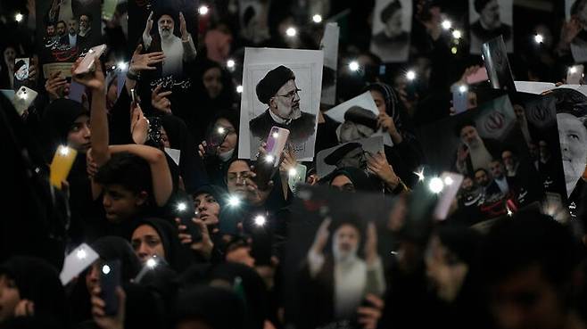 사망한 에브라힘 라이시 이란 대통령을 추모하는 이란 시민들