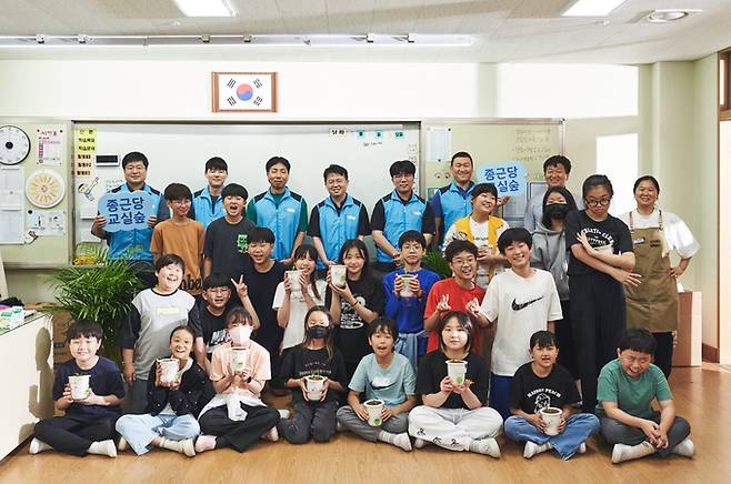 지난 20일 경기도 용인 지석초등학교에서 종근당 교실 숲 조성활동이 진행된 뒤 기념촬영을 하고 있다. 종근당 제공