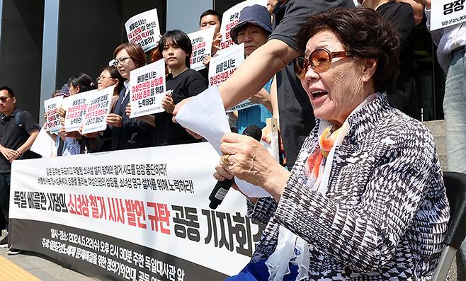 일본군 위안부 피해자 이용수 할머니가 22일 오후 서울 중구 주한독일대사관 앞에서 열린 독일 베를린 시장의 소녀상 철거 시사 발언 규탄 공동 기자회견에서 발언을 하고 있다. 뉴시스