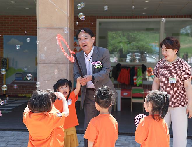 강릉 어린이집을 찾은 김진태 강원도지사가 아이들과 비누방울 놀이를 하고 있다. 강원도 제공