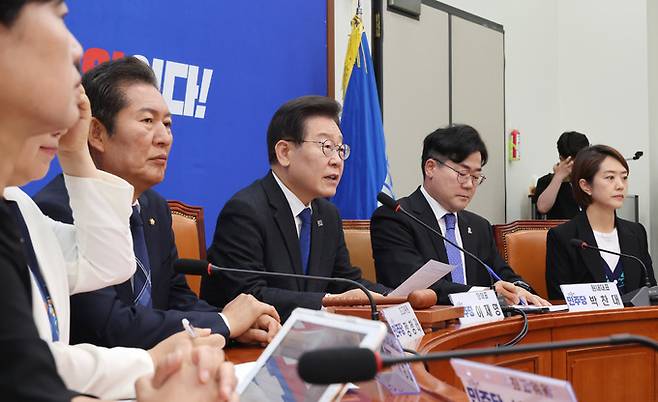 더불어민주당 이재명 대표(왼쪽 세번째)가 22일 오전 국회에서 열린 최고위원회의에서 발언하고 있다. 연합뉴스