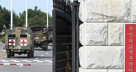 2014년 9월16일 오후 경북 포항시 해병대교육훈련단 안으로 해병대 차량이 들어가고 있다. 이날 오전 교육훈련단에서 수류탄 폭발사고가 발생해 훈련병 3명이 다쳤다. 연합뉴스