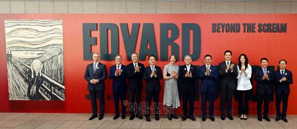 서울신문 창간 120주년 기념 전시 ‘에드바르 뭉크: 비욘드 더 스크림’ 개막을 하루 앞둔 21일 서울 서초동 예술의전당 한가람미술관에서 사전 개막식이 열렸다. 개막식에 참석한 주요 내빈과 관계자들이 기념 촬영을 하고 있다. 왼쪽부터 디터 부흐하르트 큐레이터, 토머스 댄지거 댄지거아트컨설팅 대표, 장형준 예술의전당 사장, 윤성용 국립중앙박물관장, 안네 카리 한센 오빈 주한 노르웨이대사, 유인촌 문화체육관광부 장관, 김상열 서울신문 회장, 김대헌 호반그룹 기획총괄사장 부부, 조억헌 서울신문 부회장, 곽태헌 서울신문 사장. 박지환 기자