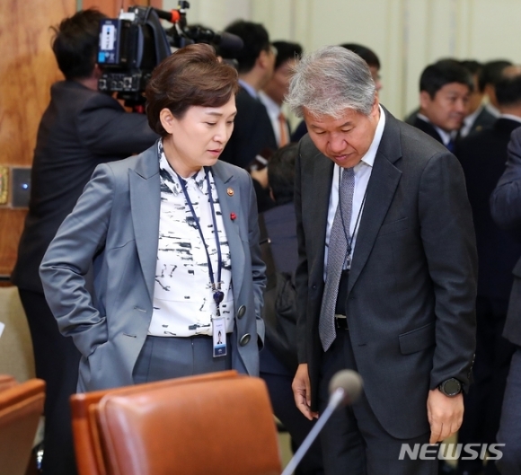2018년 당시 김현미(왼쪽) 국토부 장관과 김수현 정책실장이 대화를 나누고 있다. - 뉴시스