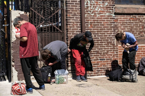 주택가 골목에서 사람들이 마약에 취해 가만히 서 있다.