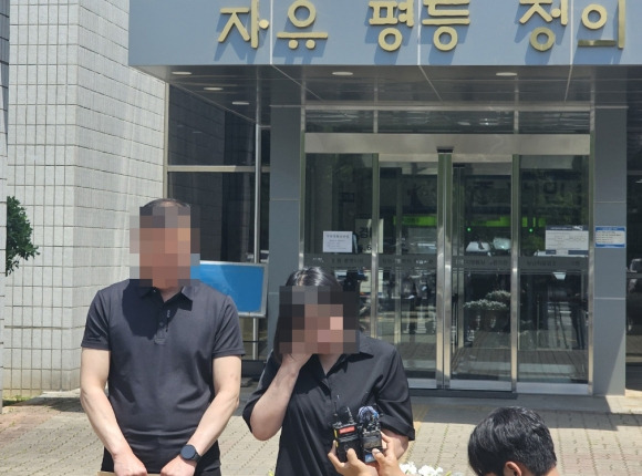 전 남자친구에게 폭행당해 숨진 20대 피해자 부모가 지난 20일 오후 경남 통영시 창원지법 통영지원에서 예정된 20대 피의자 A씨에 대한 구속 전 피의자 심문(영장실질심사)에 앞서 재판부에 A씨의 구속을 요구하며 흐느끼고 있다. A씨는 이날 신변 노출 등을 이유로 영장실질심사에 불출석했다. 연합뉴스