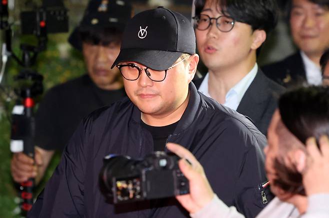 ‘음주 뺑소니’ 혐의를 받는 트로트 가수 김호중이 21일 오후 서울 강남경찰서에서 조사를 마친 뒤 차량으로 이동하고 있다/연합뉴스