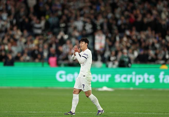 후반 16분 교체되며 경기장을 빠져 나가는 손흥민. Getty Images