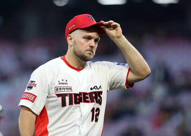 ▲ 팔꿈치 측부 인대 부분 손상 진단을 받은 윌 크로우는 지난 14일 미국 주치의에게 검진을 받기 위해 한국을 떠났다. ⓒKIA타이거즈