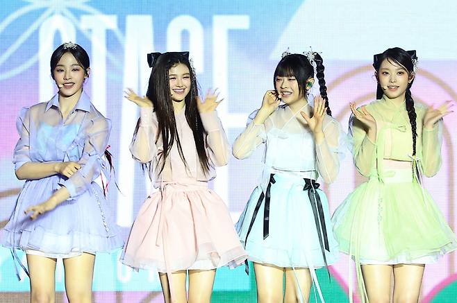 [서울=뉴시스] 김근수 기자 = 걸그룹 뉴진스가 21일 서울 종로구 경복궁에서 열린 ‘2024 국가유산 방문 캠페인 : ‘코리아 온 스테이지’ 무대에서 공연을 펼치고 있다. 2024.05.21. ks@newsis.com /사진=김근수