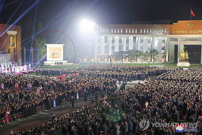 북한, 당 중앙간부학교에 김정은 단독 모자이크 벽화 설치 (평양 조선중앙통신=연합뉴스) 김정은 북한 국무위원장이 지난 21일 평양 금수산지구 노동당 중앙간부학교 준공식에 참석했다고 조선중앙통신이 22일 보도했다. 학교 교내에 김 위원장의 단독 모자이크 벽화(붉은원)가 세워져 있다. 2024.5.22 
    [국내에서만 사용가능. 재배포 금지. For Use Only in the Republic of Korea. No Redistribution] nkphoto@yna.co.kr