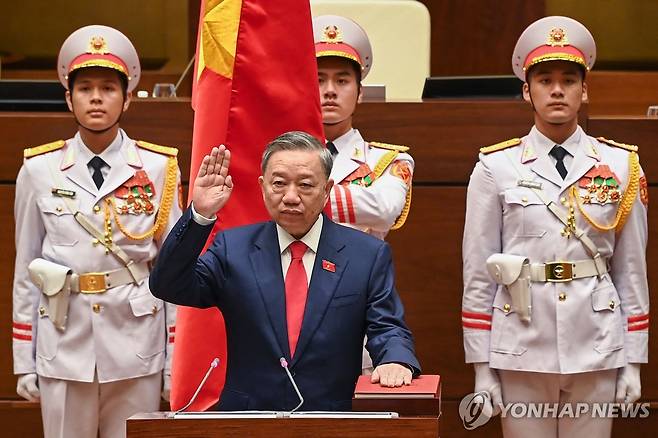 베트남 '부패 척결' 주도 럼 공안장관, 국가주석 선출 (하노이 AFP=연합뉴스) 22일(현지시간) 베트남 국회에서 국가주석에 선출된 또 럼(66) 신임 주석이 선서를 하고 있다. 2024.5.22