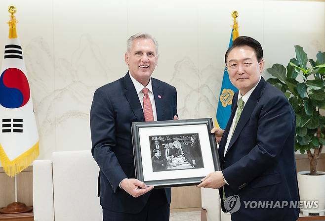 국빈 방문 시 사진 선물 받는 윤석열 대통령 (서울=연합뉴스) 홍해인 기자 = 윤석열 대통령이 22일 서울 용산 대통령실 청사에서 케빈 매카시 전 미국 하원의장을 접견한 뒤 사진 액자를 선물받은 뒤 기념촬영을 하고 있다. 
    액자 속 사진은 지난해 4월 27일(현지시간) 윤 대통령이 미국 국빈 방문 때 상하원 합동 연설을 위해 국회의사당을 찾아 연단에 오른 뒤 매카시 당시 하원의장과 악수하는 모습이 담겼다. 2024.5.22 [대통령실 제공. 재판매 및 DB 금지] hihong@yna.co.kr