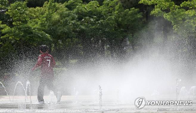 초여름 물놀이 (대구=연합뉴스) 윤관식 기자 = 초여름 날씨를 보인 22일 대구 서구 꼼지락공원 바닥분수에서 한 아이가 물놀이하며 더위를 식히고 있다. 2024.5.22 psik@yna.co.kr