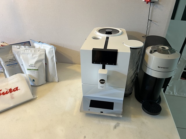 유라 ENA4 커피머신(왼쪽)과 네스프레소 버츄오 캡슐 머신(오른쪽)/사진=김아름 기자 armijjang@