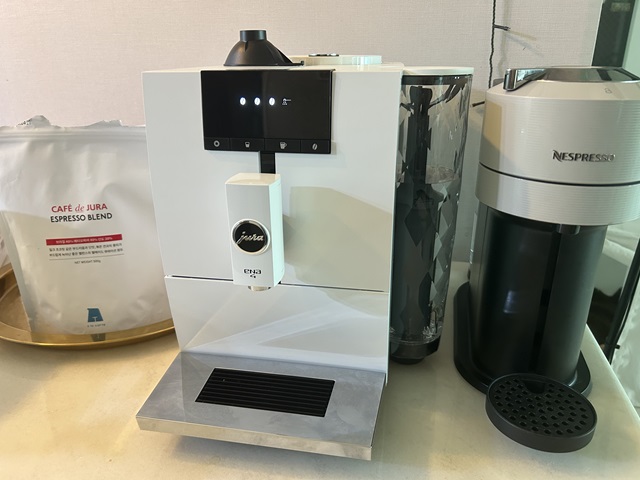 유라 ENA4 커피머신(왼쪽)과 네스프레소 버츄오 캡슐 머신(오른쪽)/사진=김아름 기자 armijjang@
