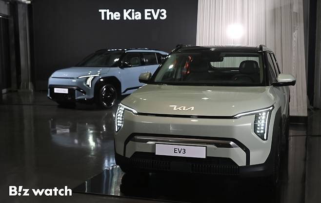 기아가 22일 서울 성수 언플러그드 그라운드에서 콤팩트 SUV 전기차 '더 기아 EV3'를 공개하고 있다. /사진=이명근 기자 qwe123@