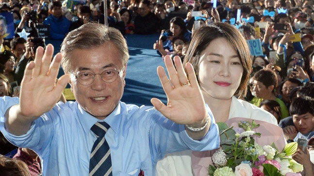 지난 2017년 5월 대통령 선거 유세중인 문재인 전 대통령과 다혜씨 (사진=뉴스1)