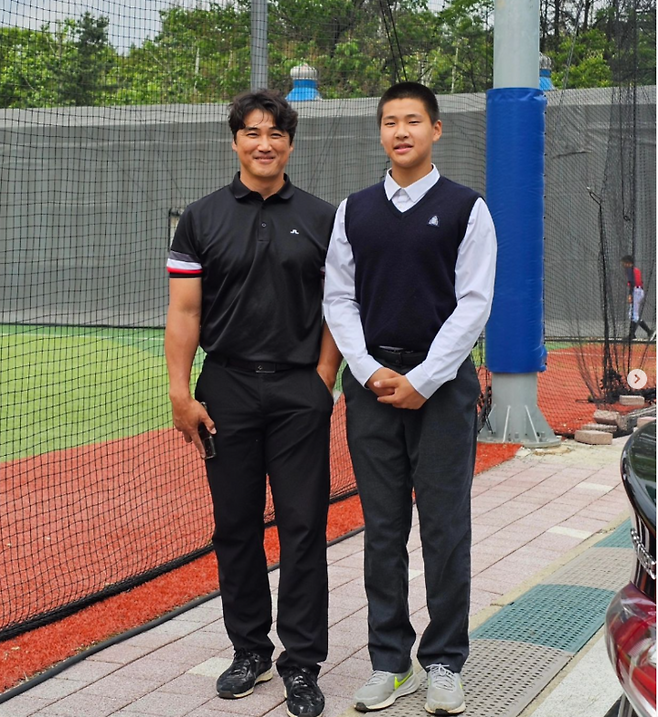 아버지 홍성흔과 함께 한 서울고 재학중인 홍화철