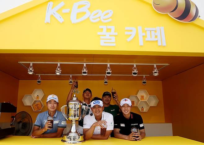 KPGA 투어 KB금융 리브챔피언십 갤러리 플라자에 마련된 꿀카페에서 출전 선수들이 포즈를 취하고 있다.