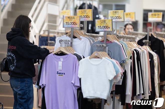 서울 중구 명동거리 상점에 다양한 옷이 진열돼 있는 모습. 2024.4.15/뉴스1 ⓒ News1 이재명 기자