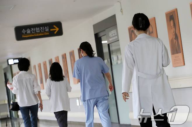22일 서울 시내의 한 대학병원에서 의료진이 발걸음을 옮기고 있다.  2024.5.22/뉴스1 ⓒ News1 이승배 기자