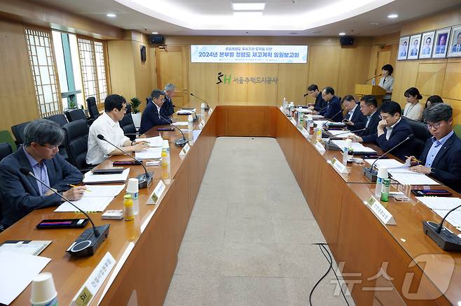 22일 열린 '본부별 청렴도 제고계획 임원보고회'에서 김헌동 사장 등 경영진과 고위 간부들이 청렴도 제고계획과 추진현황 등에 대해 논의하고 있다.(SH공사 제공)