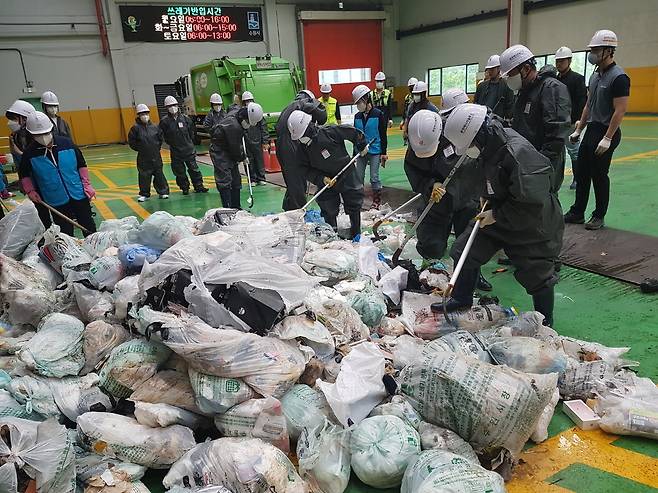 경기 수원시 공무원과 주민이 자원회수실로 반입되는 소각용 생활폐기물을 표본 검사하고 있다. (수원시 제공)